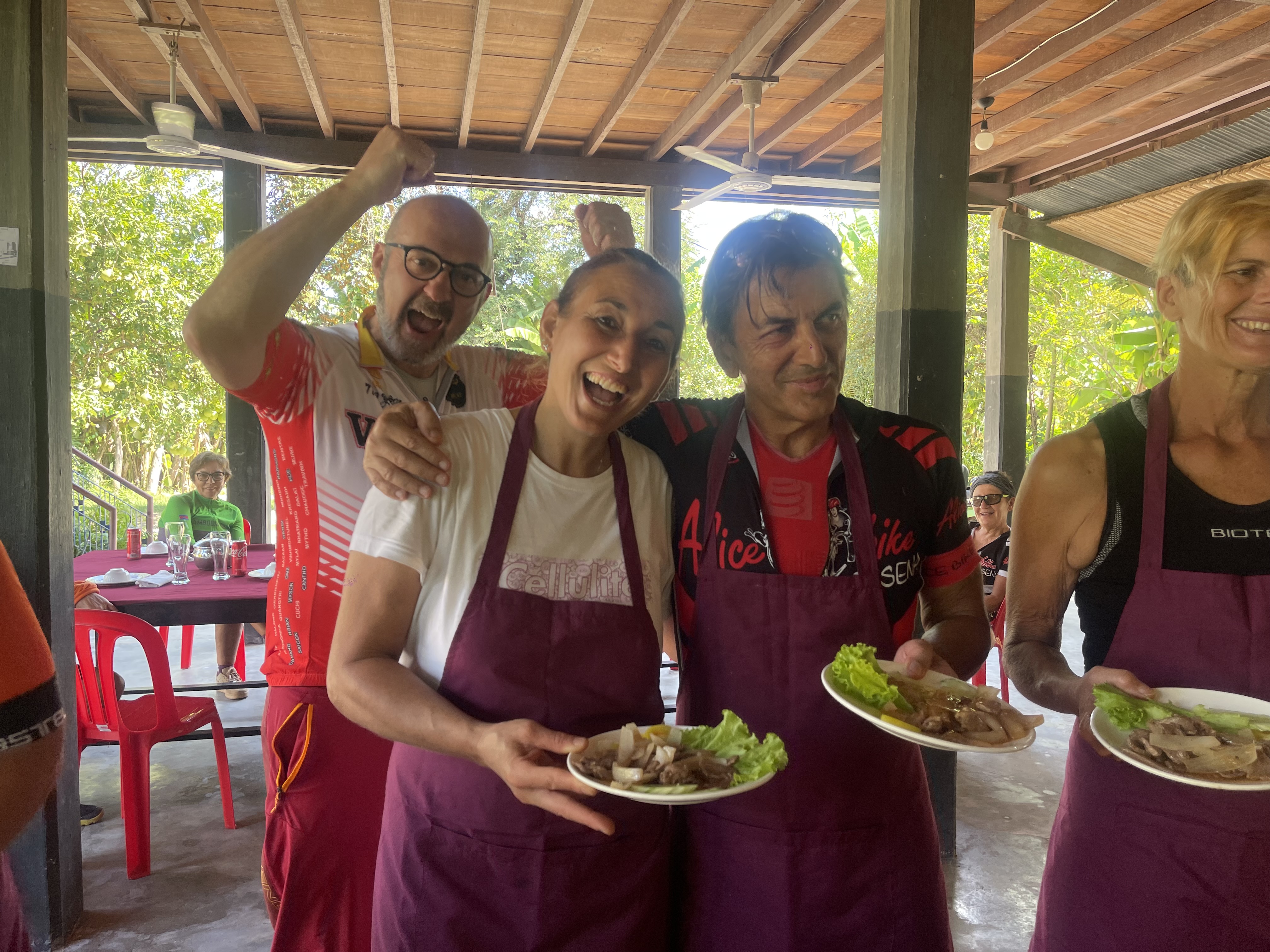 4people-learning-to-cook-Cambodia's-foods-at-cooking-class-Siemreap-Cambodia