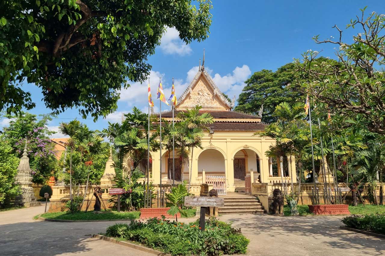 Pagoda-in-Siemreap-Cambodia-with-history-and-library